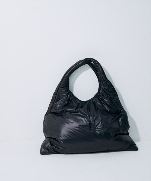 ADAM ET ROPE'(アダムエロペ)の「【HELOYSE】puffer tote(バッグ・レディース・ブラック/ベージュ・M)」の1枚目の写真