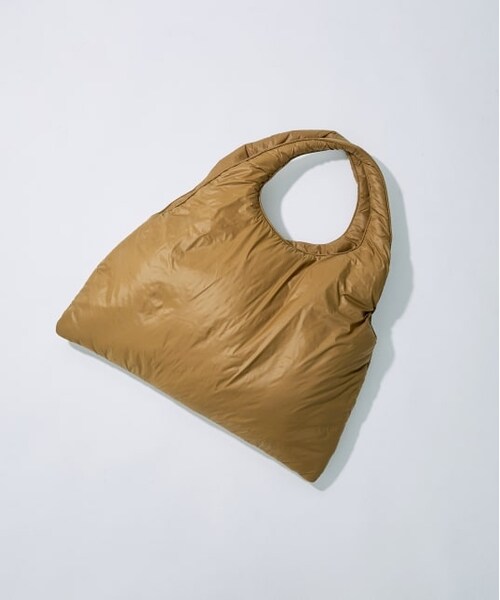 ADAM ET ROPE'(アダムエロペ)の「【HELOYSE】puffer tote(バッグ・レディース・ブラック/ベージュ・M)」の2枚目の写真