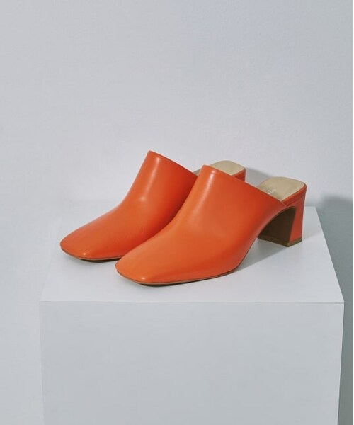 ADAM ET ROPE'（アダムエロペ）の「スクエアトゥレザーミュール（シューズ・レディース・ブラック/オレンジ・24.0/23.0/24.5/23.5）」の2枚目の写真