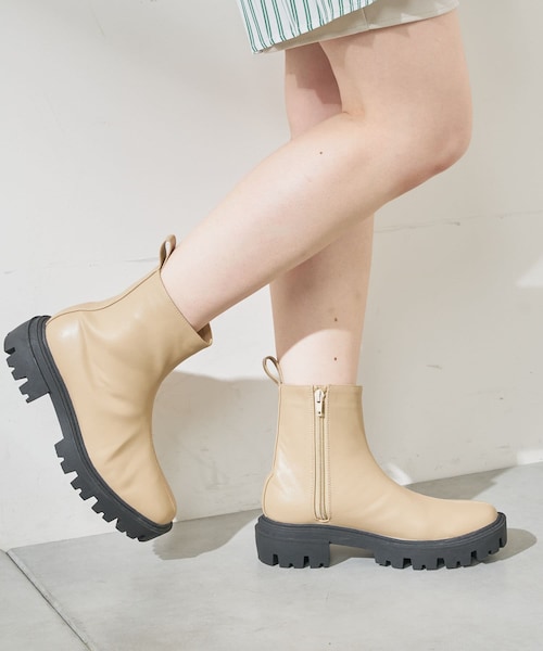 Chico(チコ)の「サイドZIPボリュームショートブーツ(ブーティ・レディース・ベージュ/ブラック・S/M/L)」の1枚目の写真