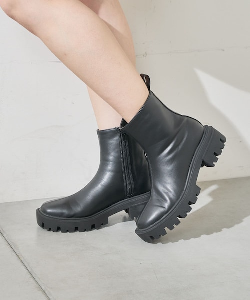 Chico(チコ)の「サイドZIPボリュームショートブーツ(ブーティ・レディース・ベージュ/ブラック・S/M/L)」の2枚目の写真