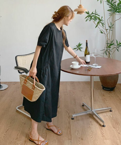 DHOLIC STYLE（ディーホリックスタイル）の「[ontheriver] サイドギャザーロングワンピース（ワンピース・レディース・ベージュ/ブラック・ONESIZE）」の2枚目の写真