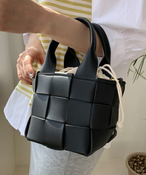 DHOLIC（ディーホリック）の「2WAY巾着付ウーブンバッグ・全3色（ハンドバッグ・レディース・ホワイト/ブラウン/ブラック・ONESIZE）」の2枚目の写真