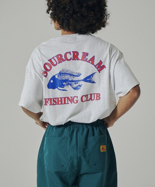 WHO'S WHO gallery（フーズフーギャラリー）の「【Sourcream/サワークリーム】FISHカレッジTEE（Tシャツ/カットソー・レディース・ホワイト/ライトグレー/グリーン/ブラック・F）」の2枚目の写真