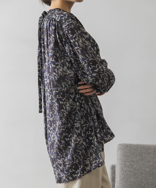 08sircus（ゼロエイトサーカス）の「08sircus Abstractprintgatherblouse（その他・レディース・dark navy・1）」の3枚目の写真