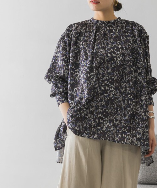 08sircus（ゼロエイトサーカス）の「08sircus Abstractprintgatherblouse（その他・レディース・dark navy・1）」の2枚目の写真