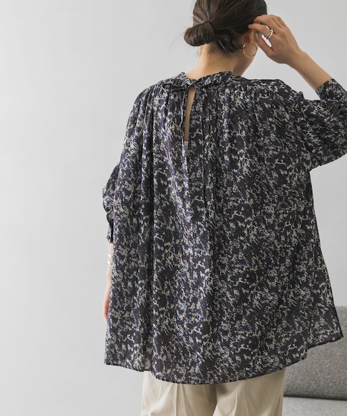 08sircus（ゼロエイトサーカス）の「08sircus Abstractprintgatherblouse（その他・レディース・dark navy・1）」の1枚目の写真