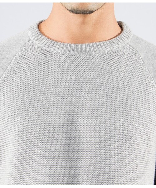 JUNRED（ジュンレッド）の「袖裏毛切替クルーネックニット（トップス・メンズ・グレー/ホワイト/ネイビー・1/2）」の7枚目の写真