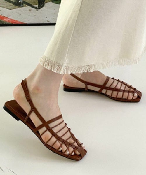 DHOLIC(ディーホリック)の「フラットストラップサンダル(サンダル・レディース・ブラウン/ホワイト/ブラック・230/235/240/245/250)」の1枚目の写真