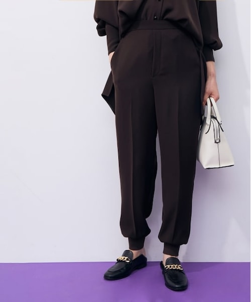 ADAM ET ROPE'（アダムエロペ）の「【セットアップ対応】リラックスジョグパンツ（パンツ・レディース・ブラック/ダークブラウン・38/36）」の2枚目の写真