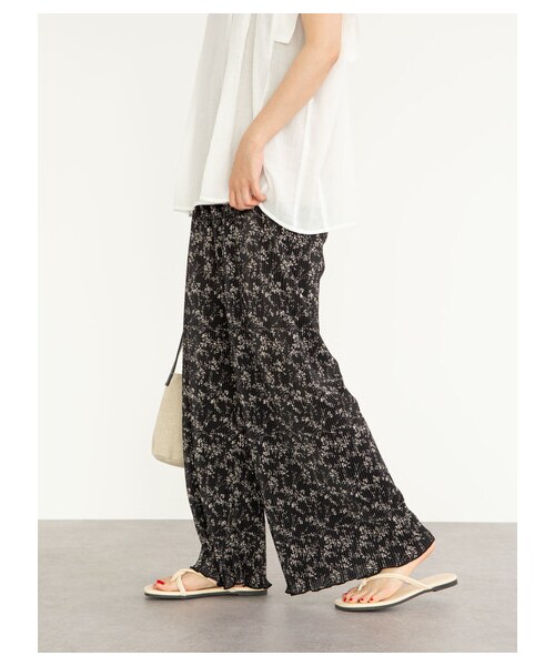 Green　Parks（グリーンパークス）の「・RAY CASSIN フラワーptプリーツパンツ（パンツ・オフホワイト/ブラック・F）」の4枚目の写真