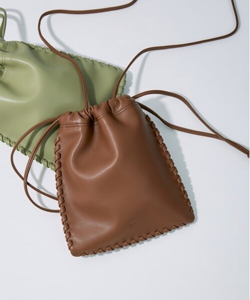 ADAM ET ROPE'（アダムエロペ）の「【VASIC】Wells Mini Mini（バッグ・レディース・ブラック/キャメル/モスグリーン・M）」の2枚目の写真