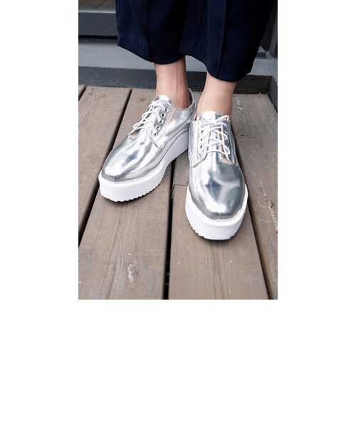 STYLENANDA(スタイルナンダ)の「エナメルレザープラットフォームシューズ(シューズ・レディース・シルバー/ブラック・230/235/240/245/250/225)」の3枚目の写真