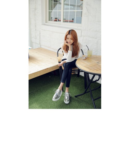 STYLENANDA(スタイルナンダ)の「エナメルレザープラットフォームシューズ(シューズ・レディース・シルバー/ブラック・230/235/240/245/250/225)」の13枚目の写真