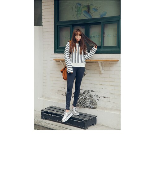 STYLENANDA(スタイルナンダ)の「エナメルレザープラットフォームシューズ(シューズ・レディース・シルバー/ブラック・230/235/240/245/250/225)」の8枚目の写真