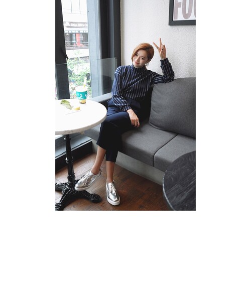 STYLENANDA(スタイルナンダ)の「エナメルレザープラットフォームシューズ(シューズ・レディース・シルバー/ブラック・230/235/240/245/250/225)」の5枚目の写真