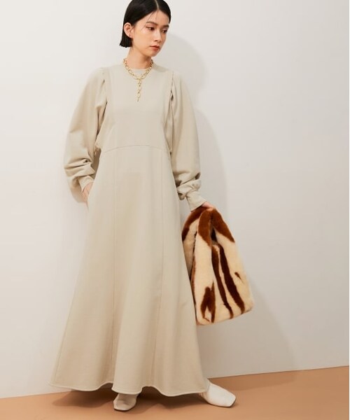 ADAM ET ROPE'(アダムエロペ)の「【WEB限定】パフスリーブマーメイドスウェットワンピース(ワンピース/ドレス・レディース・ブラック/グレー系・F)」の2枚目の写真