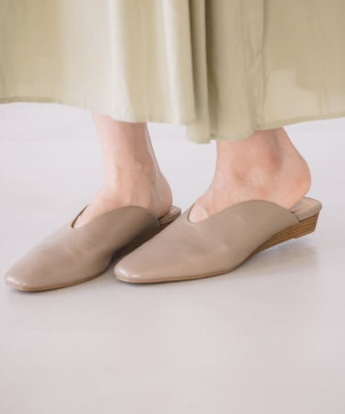 LEPSIM（レプシィム）の「ローウエッジミュール（シューズ・ブラック/カウ柄/グレージュ・M(23-23.5)/L(24-24.5)）」の3枚目の写真