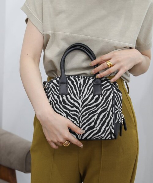 RAY CASSIN(レイカズン)の「スクエアボストンバッグ(バッグ・レディース・シルバー/クロ系/チャ系・FREE)」の2枚目の写真