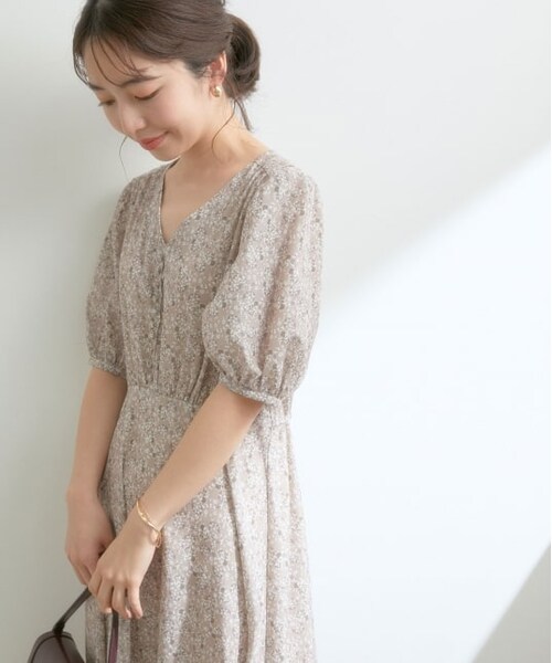 VIS（ビス）の「ハイウエストでスタイルアップ。フラワープリントくるみ釦ワンピース（ワンピース/ドレス・レディース・ライトグレー/ベージュ/パープル・F）」の2枚目の写真