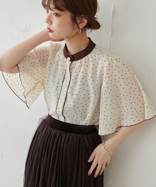 natural couture(ナチュラルクチュール)の「パール釦ポイントバイカラーフレア5分袖ブラウス(シャツ/ブラウス・レディース・アイボリー/ピンクベージュ/カーキ/その他1/その他2/その他3・FREE)」の2枚目の写真