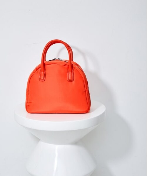 ADAM ET ROPE'（アダムエロペ）の「【WEB限定】中綿ラウンドミニボストン（バッグ・レディース・オレンジ/ブラック/オフホワイト・F）」の3枚目の写真