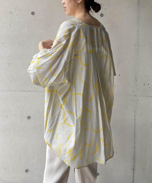 CAPRICIEUX LE'MAGE(カプリシューレマージュ)の「ライン柄フレアシャツ(シャツ/ブラウス・レディース・ベージュ/イエロー・F)」の2枚目の写真