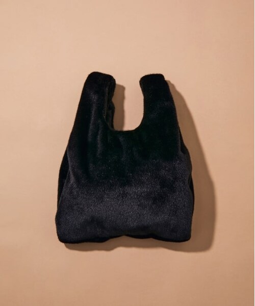 ADAM ET ROPE'(アダムエロペ)の「フェイクファートートバッグ(バッグ・レディース・ブラック/ライトグリーン・F)」の1枚目の写真