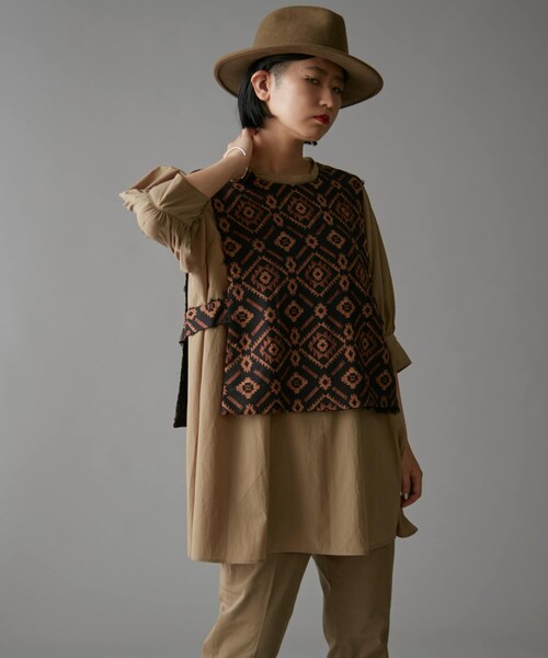 ear PAPILLONNER（イアパピヨネ）の「リバーシブル柄ベストセットブラウス（シャツ/ブラウス・ブラック/ベージュ・F）」の2枚目の写真