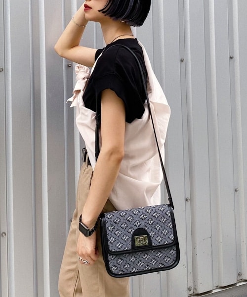PAGEBOY（ページボーイ）の「モノグラムスクエアショルダー（バッグ・モノトーン系/キャラメル系・ONE SIZE）」の3枚目の写真