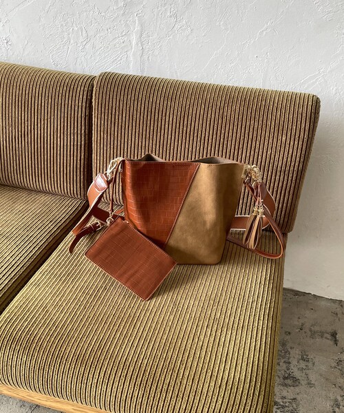 CAPRICIEUX LE'MAGE（カプリシューレマージュ）の「異素材コンビショルダー（トートバッグ・レディース・ベージュ/ブルー/キャメル・F）」の2枚目の写真