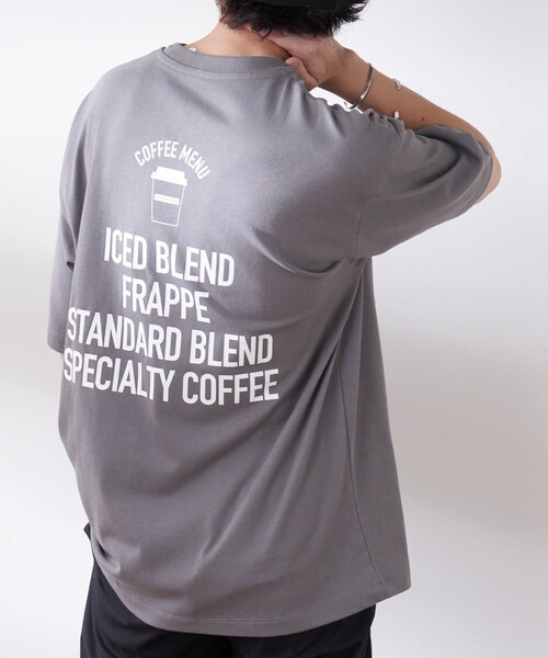 CIAOPANIC TYPY(チャオパニックティピー)の「【FAMIMA CAFE】バックプリントポケットTee(Tシャツ/カットソー・メンズ・ホワイト/カーキ/チャコールグレー/イエロー・S/M/L)」の2枚目の写真
