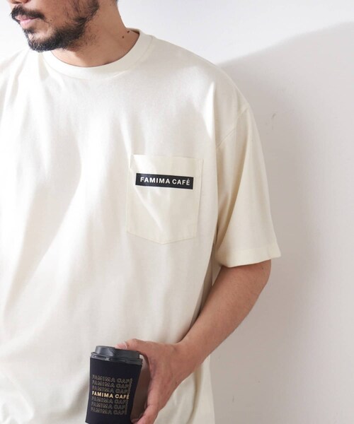 CIAOPANIC TYPY(チャオパニックティピー)の「【FAMIMA CAFE】バックプリントポケットTee(Tシャツ/カットソー・メンズ・ホワイト/カーキ/チャコールグレー/イエロー・S/M/L)」の1枚目の写真