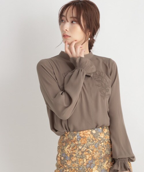 Andemiu(アンデミュウ)の「フラワーシシュウブラウス(トップス・レディース・オフホワイト11/ピンク20/モカ59・F)」の3枚目の写真