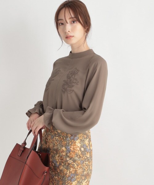 Andemiu(アンデミュウ)の「フラワーシシュウブラウス(トップス・レディース・オフホワイト11/ピンク20/モカ59・F)」の11枚目の写真