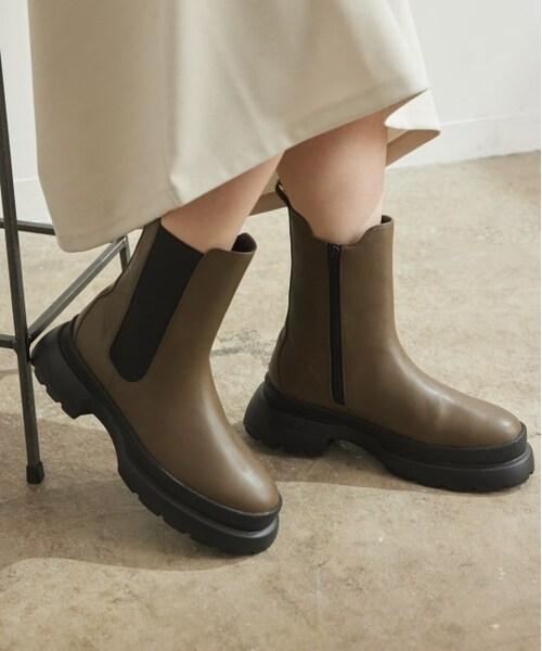 VIS(ビス)の「【軽量】やわらかな履き心地。トラックソールサイドゴアブーツ(シューズ・レディース・カーキ/オフホワイト/ブラック・LL/S/L/M)」の3枚目の写真