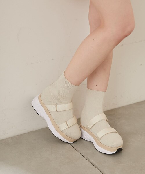 Chico（チコ）の「スニーカーソールベルクロニットブーツ（ブーティ・レディース・ベージュ/ブラック・S/M/L）」の2枚目の写真