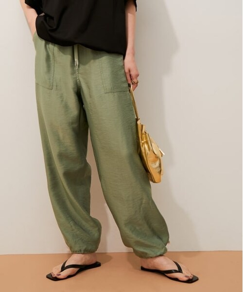 ADAM ET ROPE'(アダムエロペ)の「ナイロンドロストイージーパンツ(パンツ・レディース・カーキ/ブラック・F)」の2枚目の写真