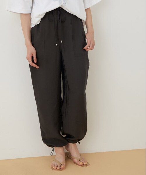 ADAM ET ROPE'(アダムエロペ)の「ナイロンドロストイージーパンツ(パンツ・レディース・カーキ/ブラック・F)」の1枚目の写真