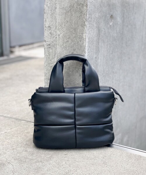 un dix cors（アンディコール）の「《予約》【柔らかな使い心地】パデットミニバッグ（ショルダーバッグ・レディース・ブラック/ブラウン・F）」の2枚目の写真