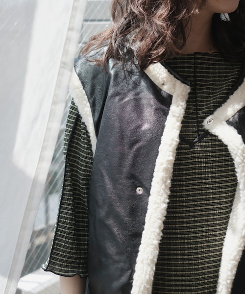 Kastane（カスタネ）の「フェイクレザーリバボアベスト（ベスト・レディース・アイボリー/ブラック/ブラウン・F）」の2枚目の写真