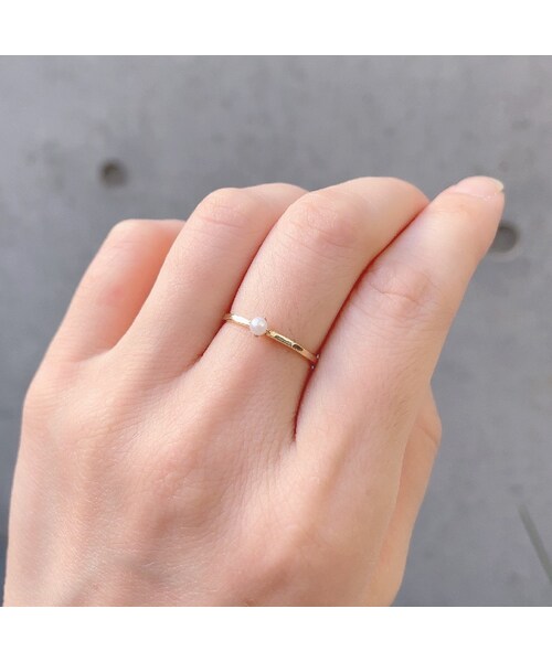 two ply(トゥープライ)の「トゥー プライ 282 一粒 パール 槌目 リング ピンキーリング(リング・レディース・ゴールド・マイナス5号から13号)」の3枚目の写真