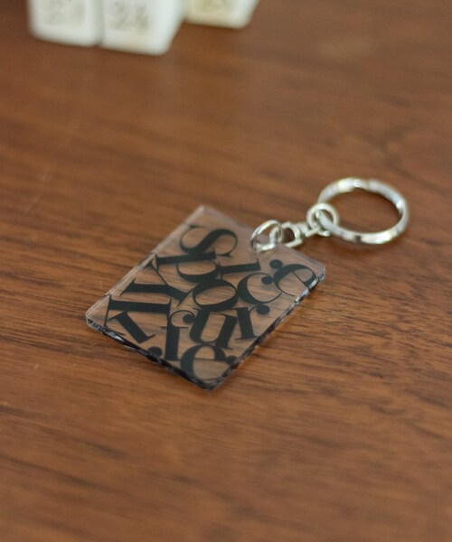 Kastane(カスタネ)の「【Spice Your Life】LOGO key charm(その他・ブラック/グリーン/パープル・F)」の1枚目の写真