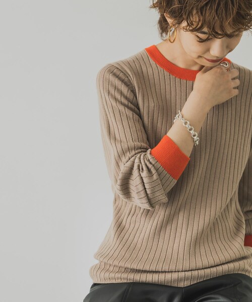 URBAN RESEARCH(アーバンリサーチ)の「【WEB限定】バイカラーコンパクトリブニット(その他・レディース・BEIGE×ORG/OFF×GREGE/BLACK×GRN・FREE)」の4枚目の写真