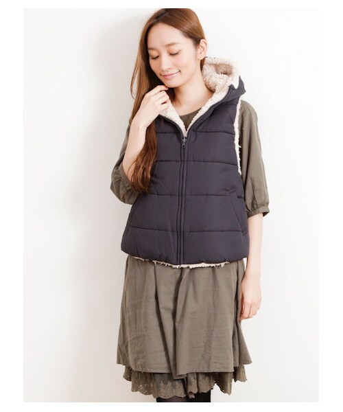 Green Parks fuuwa(グリーンパークスフーワ)の「Aボアリバーシブルベスト(ベスト・レディース・ベージュ/ネイビー/Black Watch Green・13/17)」の2枚目の写真