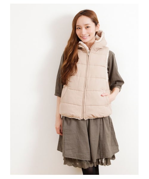 Green Parks fuuwa(グリーンパークスフーワ)の「Aボアリバーシブルベスト(ベスト・レディース・ベージュ/ネイビー/Black Watch Green・13/17)」の1枚目の写真