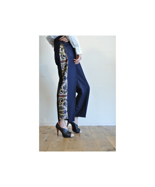 --（--）の「タックスカーフプリントパンツ（その他パンツ・レディース・イエロー/ブルー/ブラック・one）」の2枚目の写真