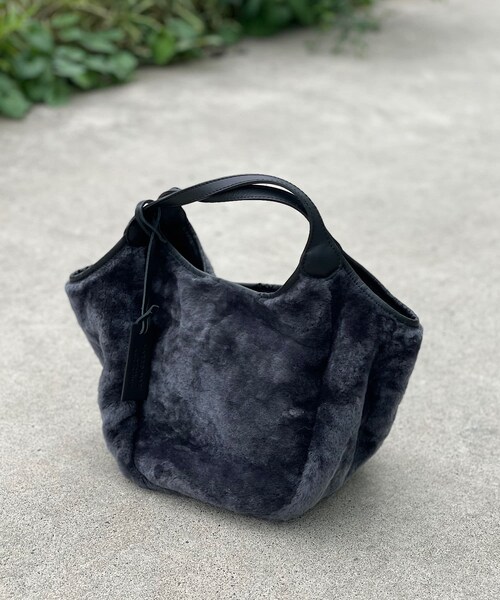 RIVE DROITE（リヴドロワ）の「【MARCO MASI（マルコマージ）】ムートントート（トートバッグ・レディース・チャコールグレー/トープ・F）」の2枚目の写真