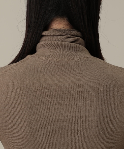 新品未使用⭐︎chaos 18G梳毛クルーネックニットプルオーバーライトベージュ Chaos（カオス）の「18G梳毛タートルネックニットプルオーバー