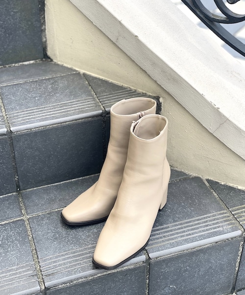RIVE DROITE(リヴドロワ)の「【シンプルなデザインが魅力】スクエアショートブーツ(ブーティ・レディース・ベージュ/ブラック・M/L)」の1枚目の写真